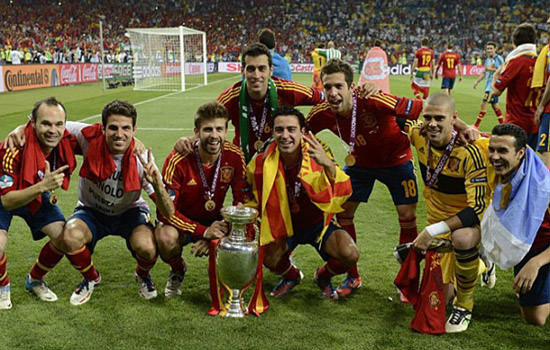 Barcelona mit EM-Pokal mini