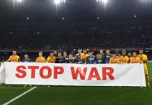 Barcelona Neapel Banner War Krieg Ukraine UEFA