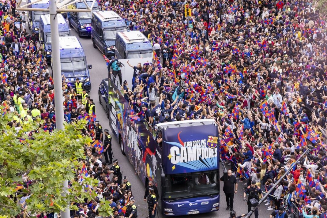 FC Barcelona Meister Parade Bus