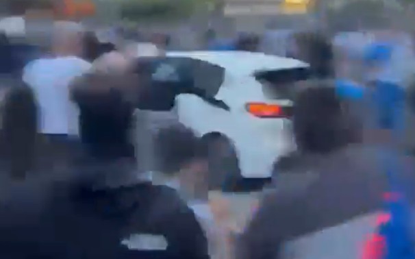 Vor-Barcelona-Derby-Auto-rast-in-Menschenmenge