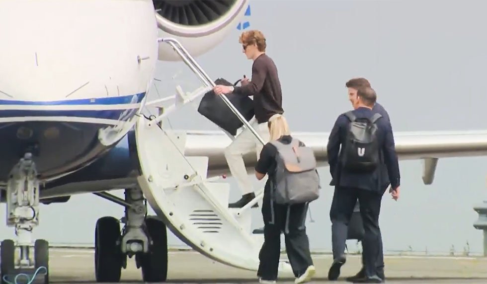 Hier-steigt-Gordon-in-den-Flieger-nach-Barcelona